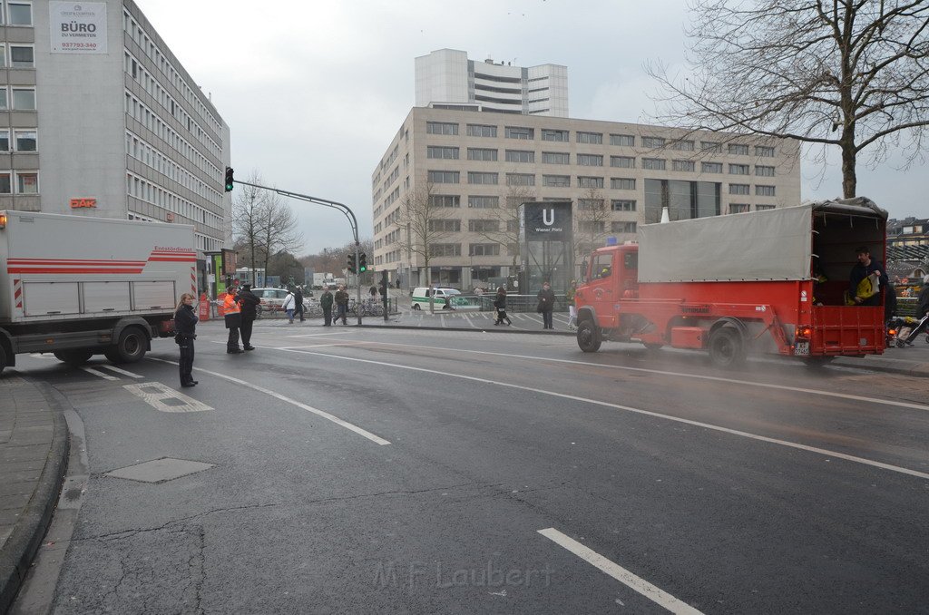 Stadtbus fing Feuer Koeln Muelheim Frankfurterstr Wiener Platz P369.JPG